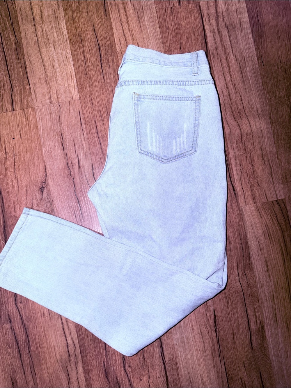 Light Wash Women's Slim Jeans - Trendy Denim